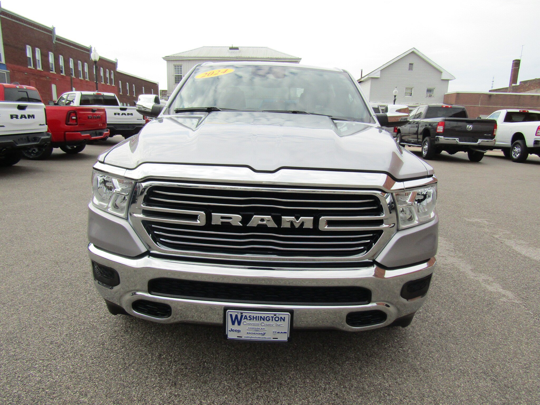 Used 2024 RAM 1500 Laramie AWD/4WD image 9