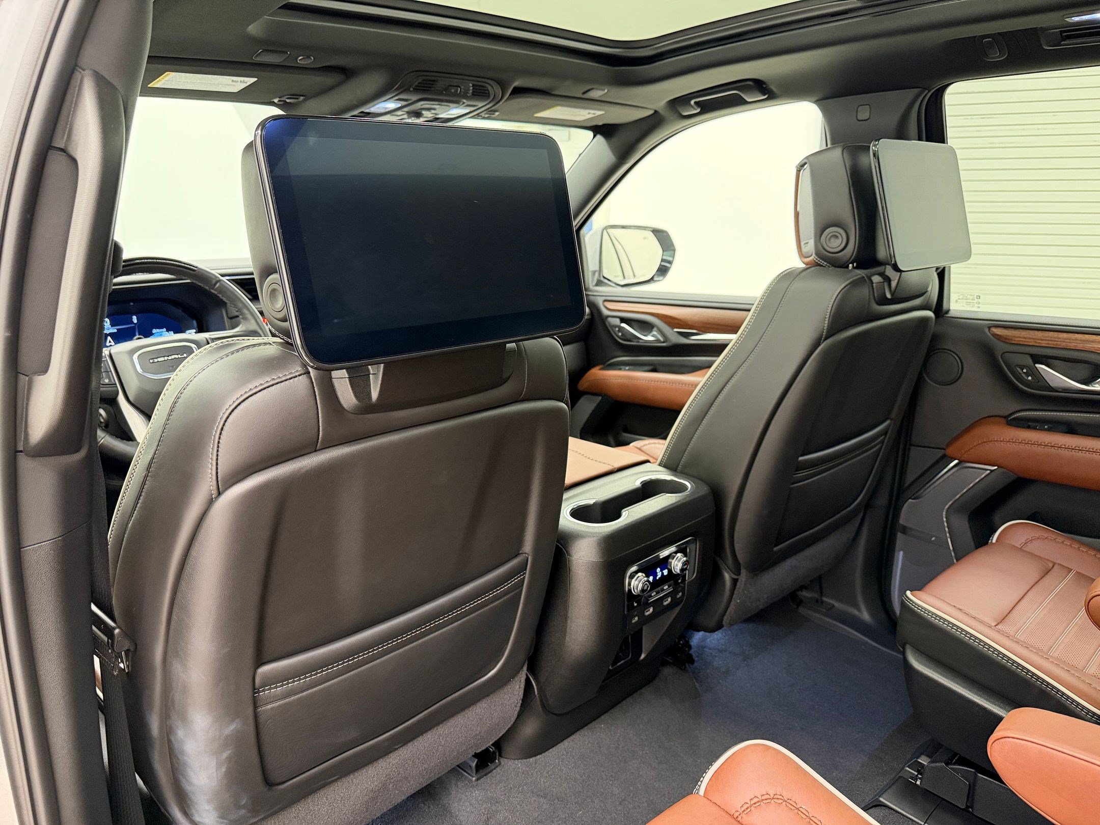 Used 2024 GMC Yukon Denali Ultimate AWD/4WD image 29