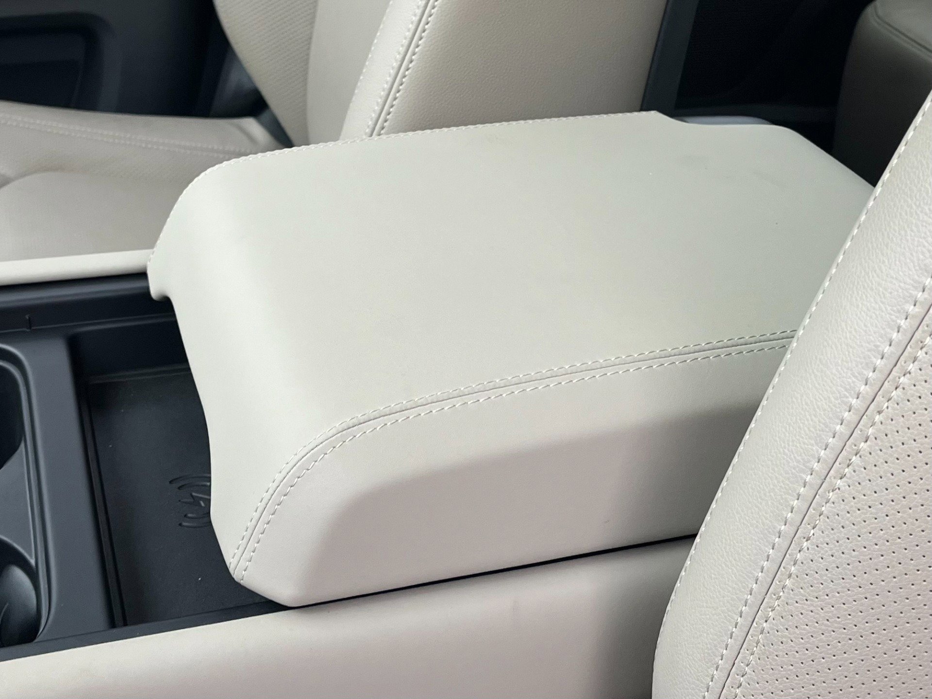 Used 2024 Land Rover Defender 110 SE image 13