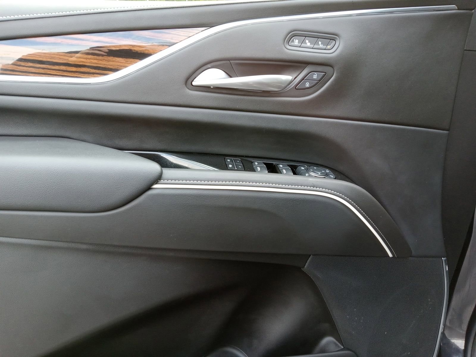 Used 2024 Cadillac Escalade Premium Luxury w/ Performance Package image 9