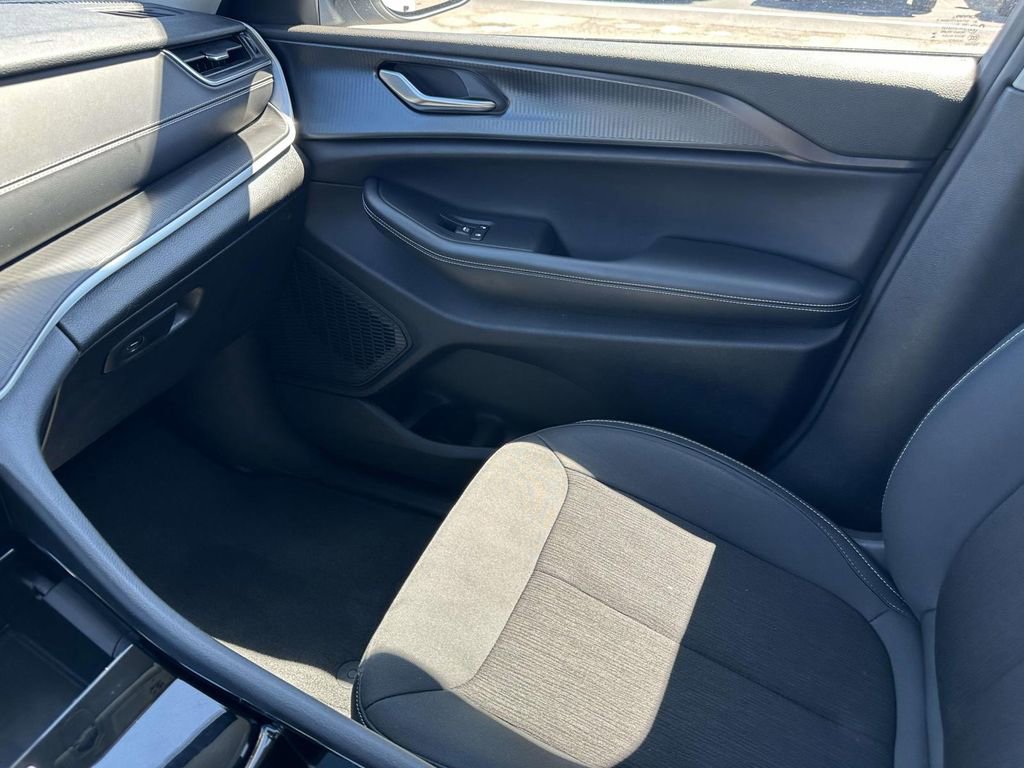 Used 2023 Jeep Grand Cherokee Laredo w/ Luxury Tech Group I image 31