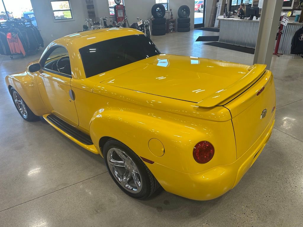 Used 2004 Chevrolet SSR w/ Preferred Equipment Group image 2