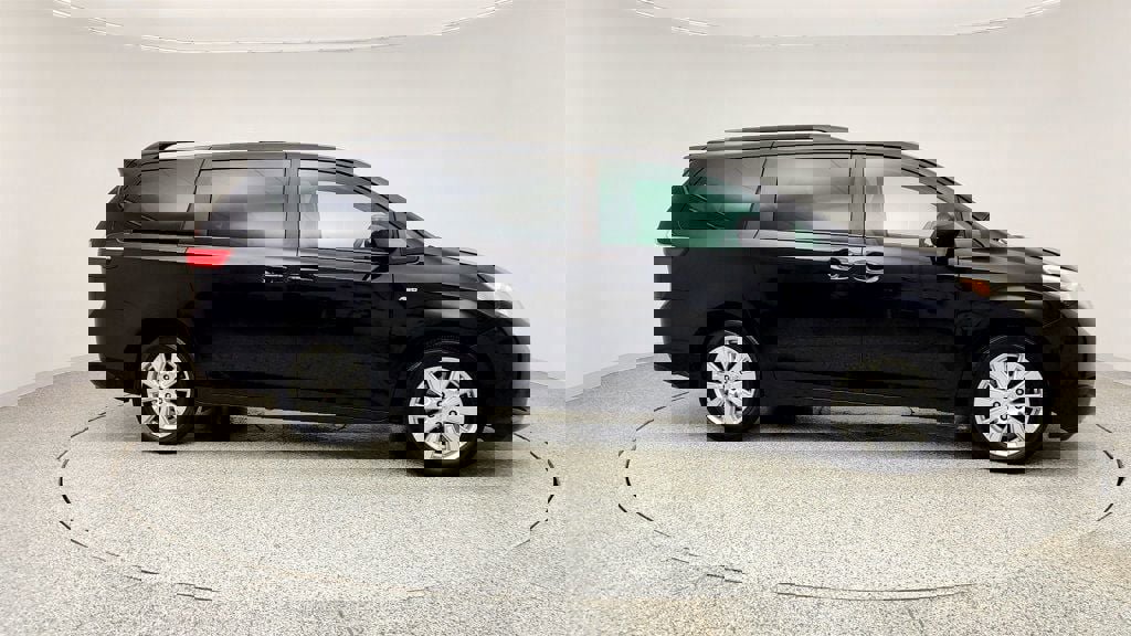 Used 2017 Toyota Sienna LE image 4