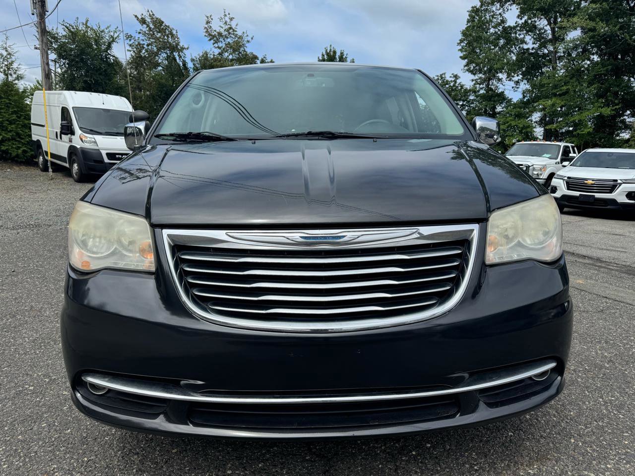 Used 2012 Chrysler Town & Country Touring-L w/ Entertainment Group #2 FWD image 2