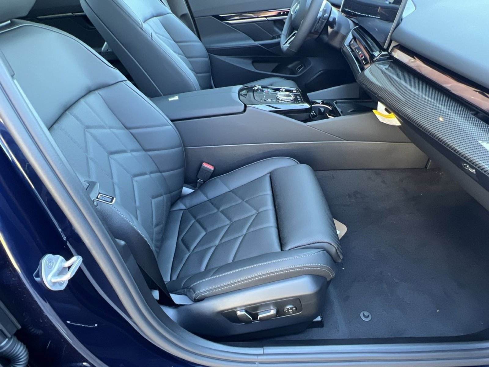 New 2026 BMW 550e xDrive w/ Executive Package image 25