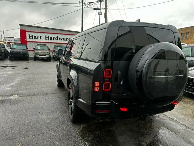 Used 2023 Land Rover Defender 130 X-Dynamic SE image 3