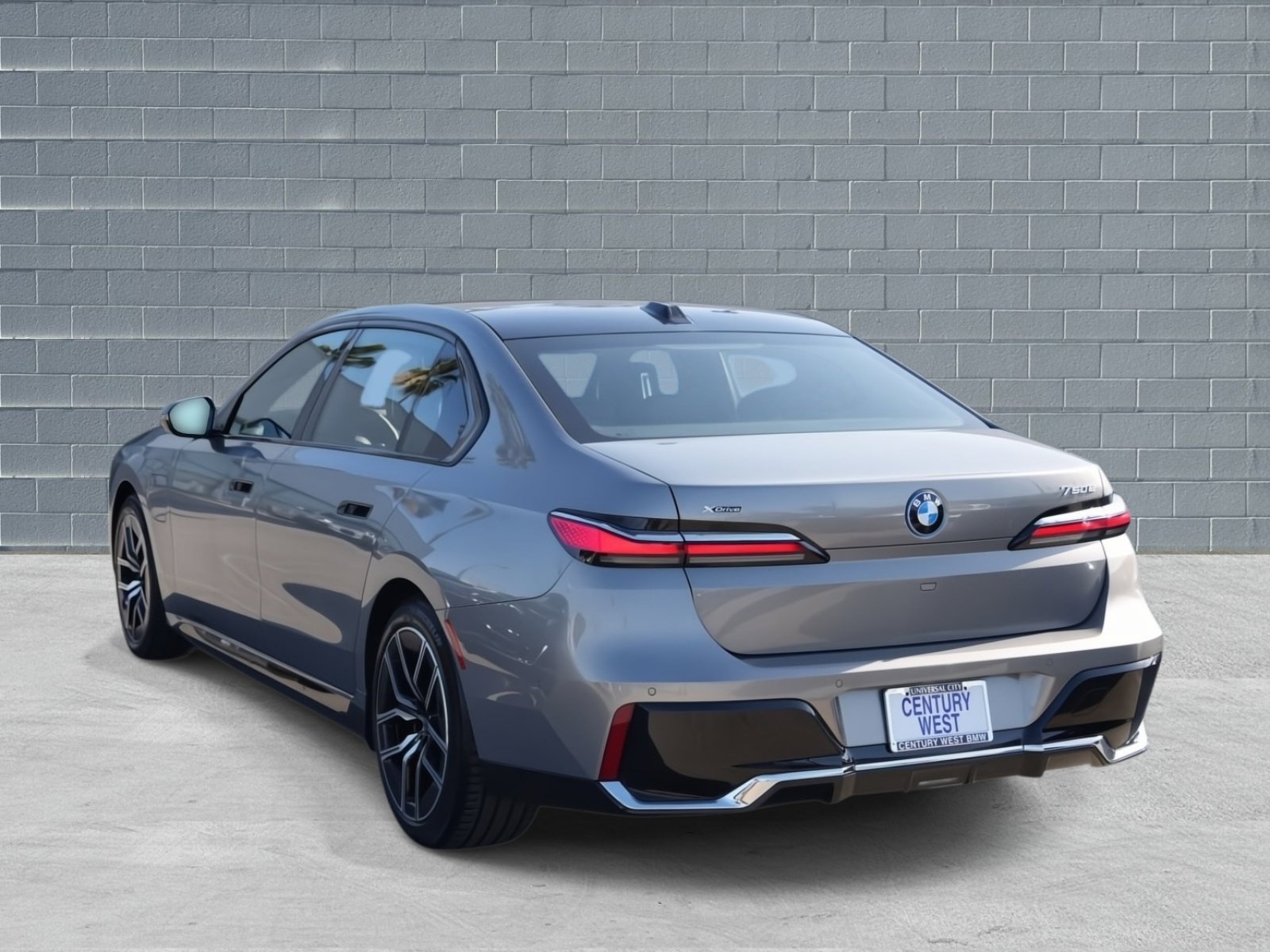 Used 2025 BMW 750e xDrive AWD/4WD image 3