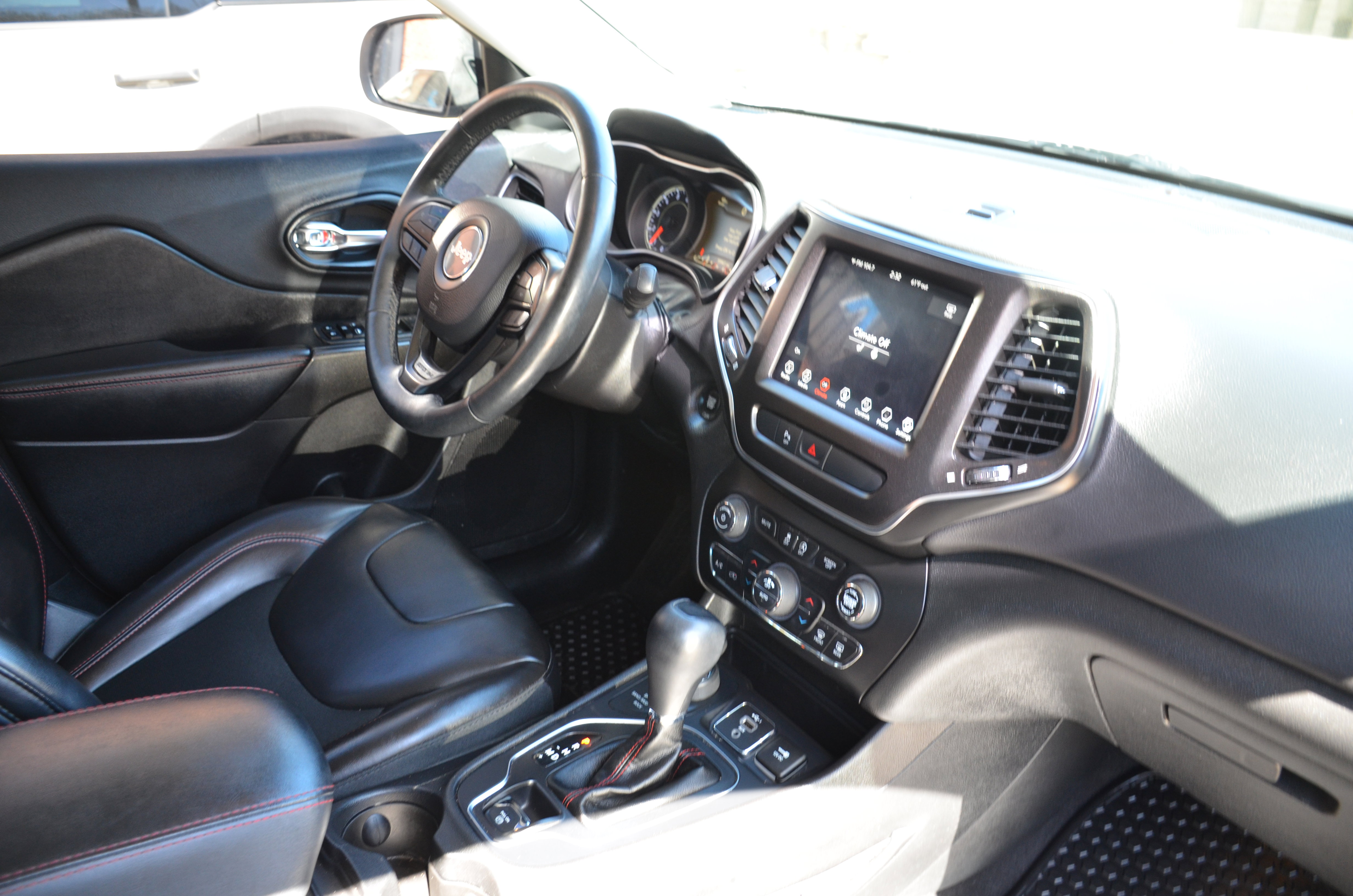Used 2019 Jeep Cherokee Trailhawk w/ Cold Weather Group image 27