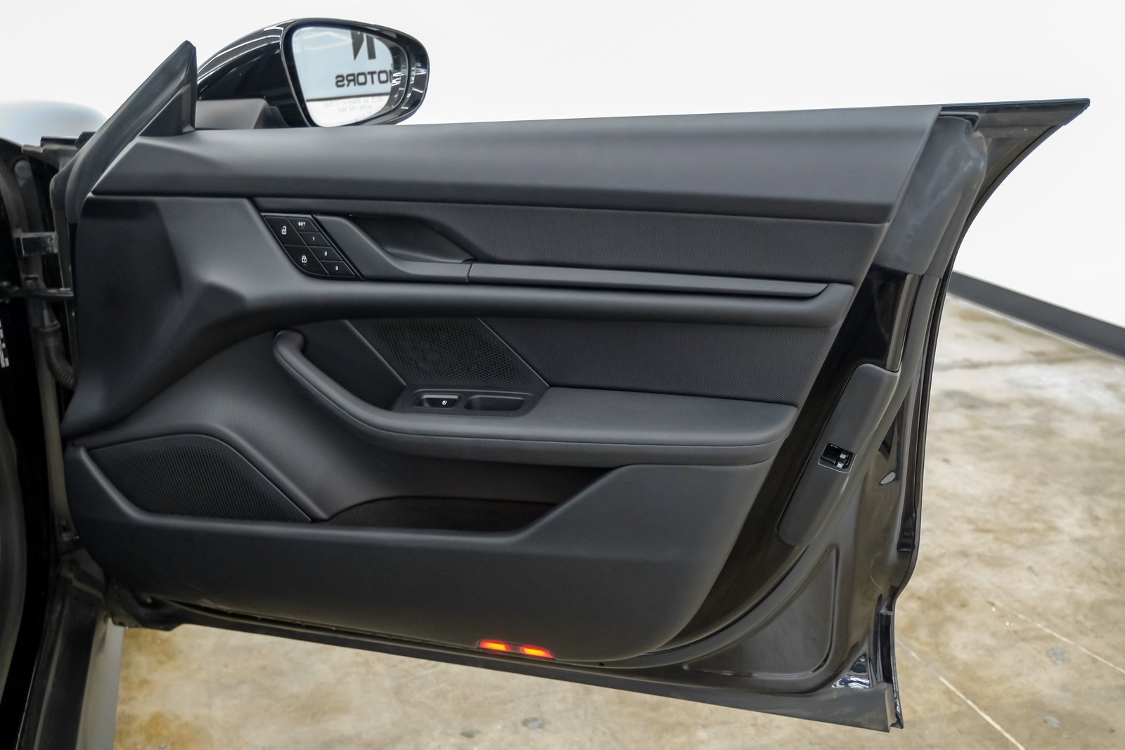 Used 2023 Porsche Taycan image 39