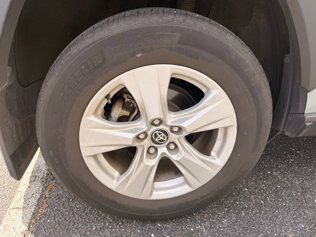 Used 2021 Toyota RAV4 XLE image 6