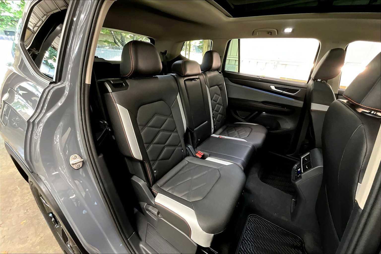 Used 2025 Volkswagen Atlas Peak Edition SE image 30