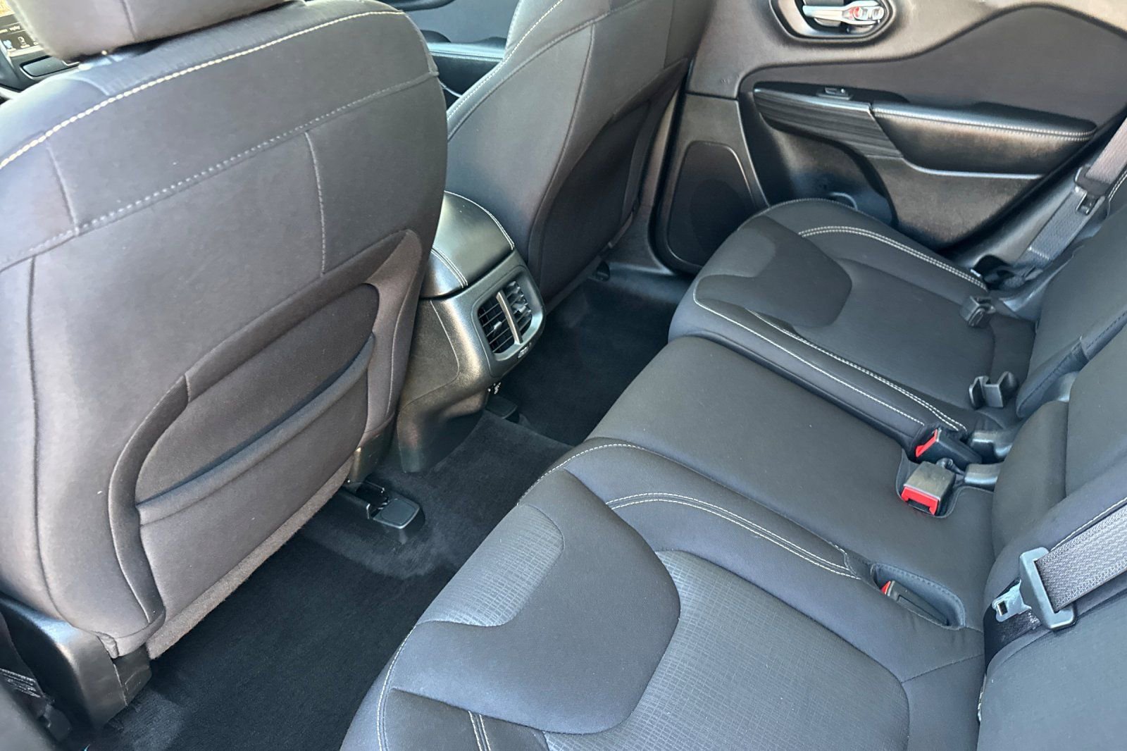 Used 2015 Jeep Cherokee Latitude w/ Comfort/Convenience Group image 11