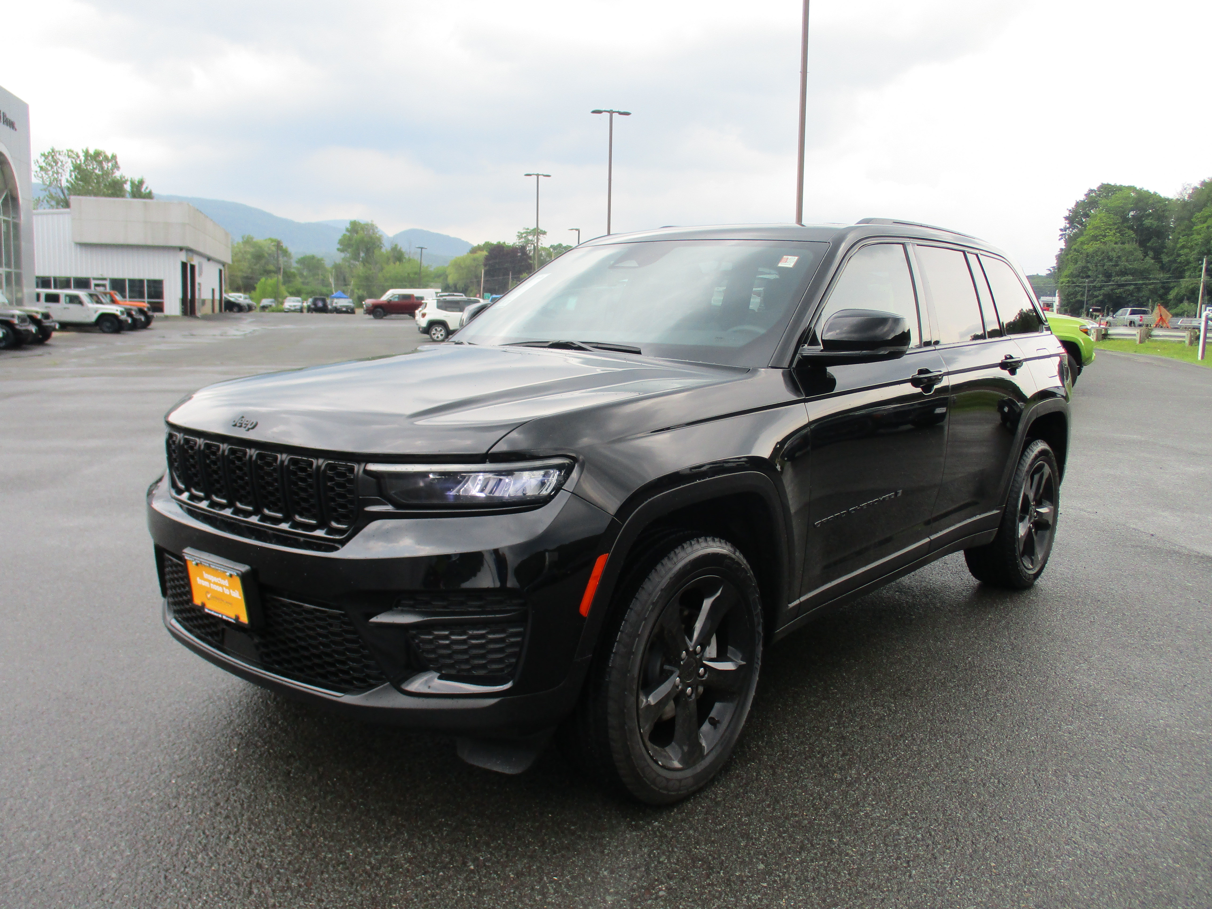 Certified 2023 Jeep Grand Cherokee Altitude AWD/4WD image 1