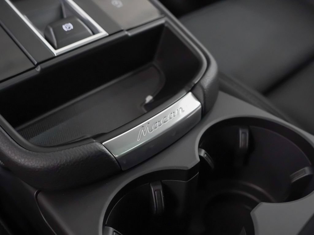 Certified 2026 Porsche Macan AWD/4WD image 32
