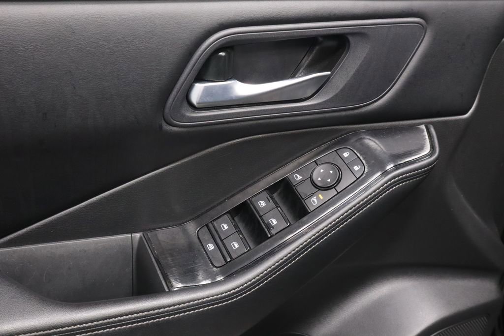 Certified 2025 Nissan Rogue SV FWD image 22