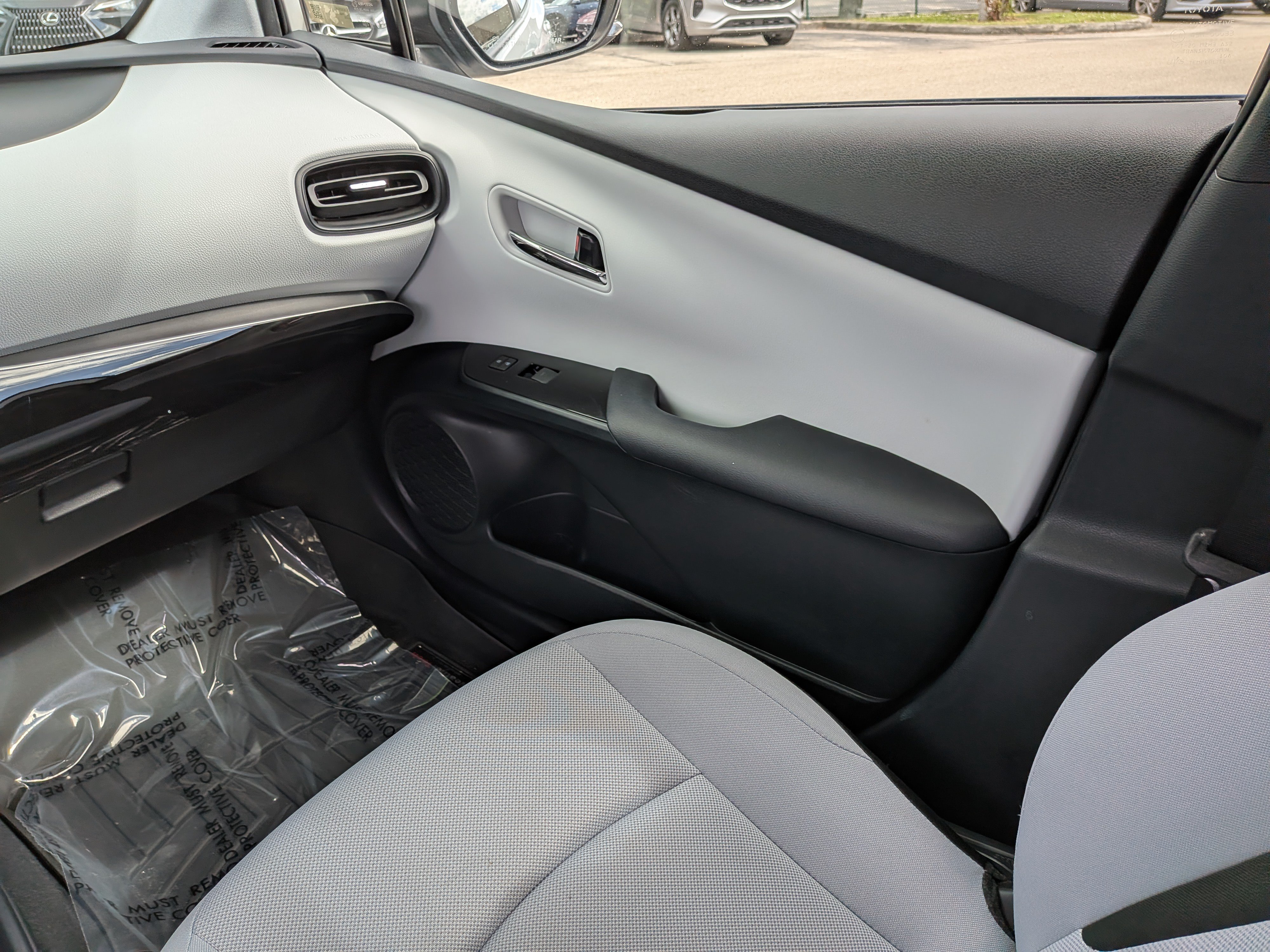 Used 2021 Toyota Prius L Eco FWD image 19