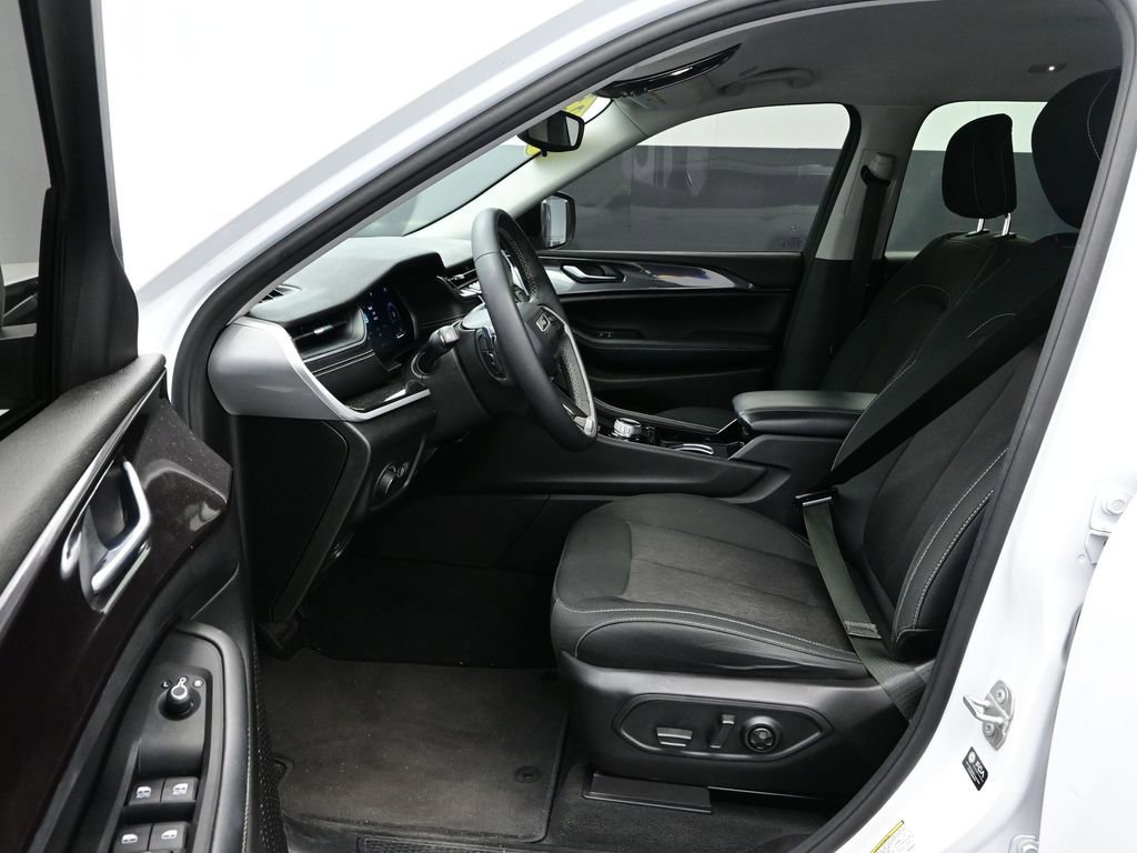 Used 2023 Jeep Grand Cherokee L Laredo image 13