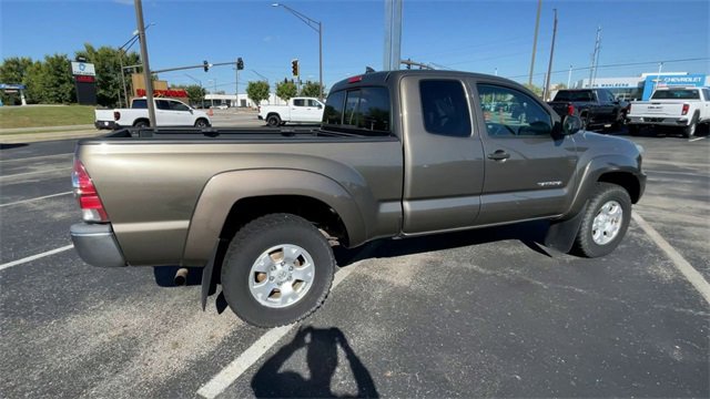 Used 2014 Toyota Tacoma 4x4 Access Cab image 2