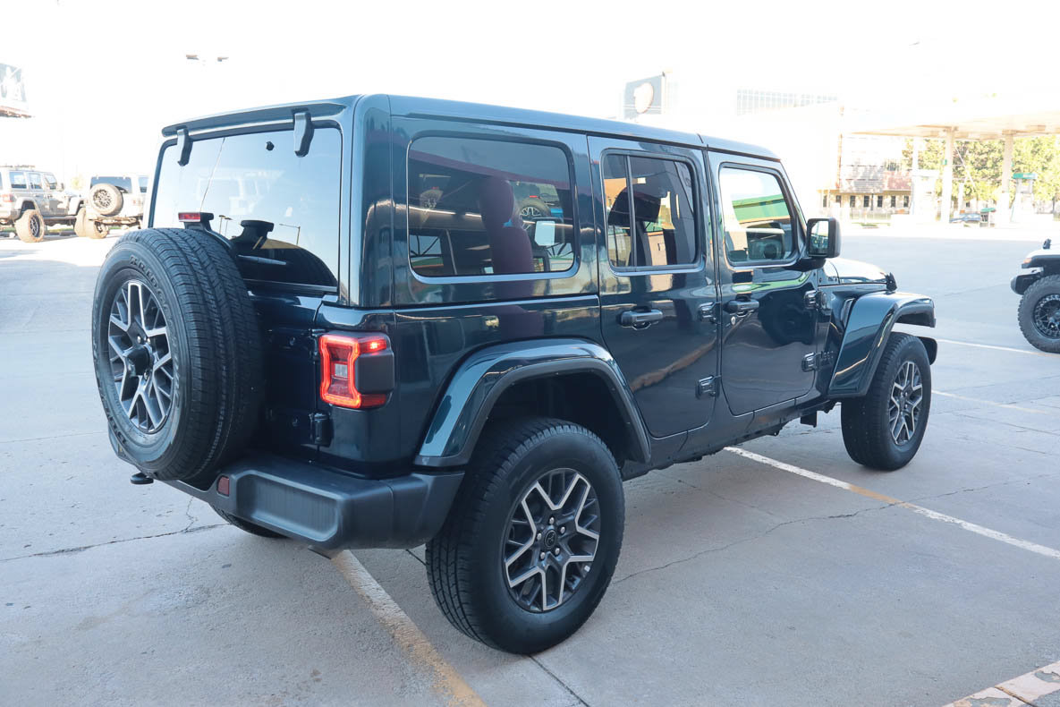Used 2025 Jeep Wrangler Unlimited Sahara AWD/4WD image 5