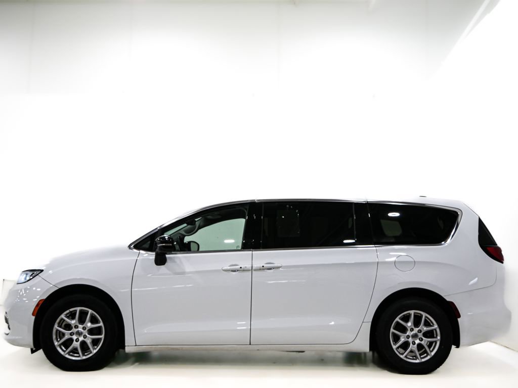 Used 2024 Chrysler Pacifica Touring-L FWD image 5