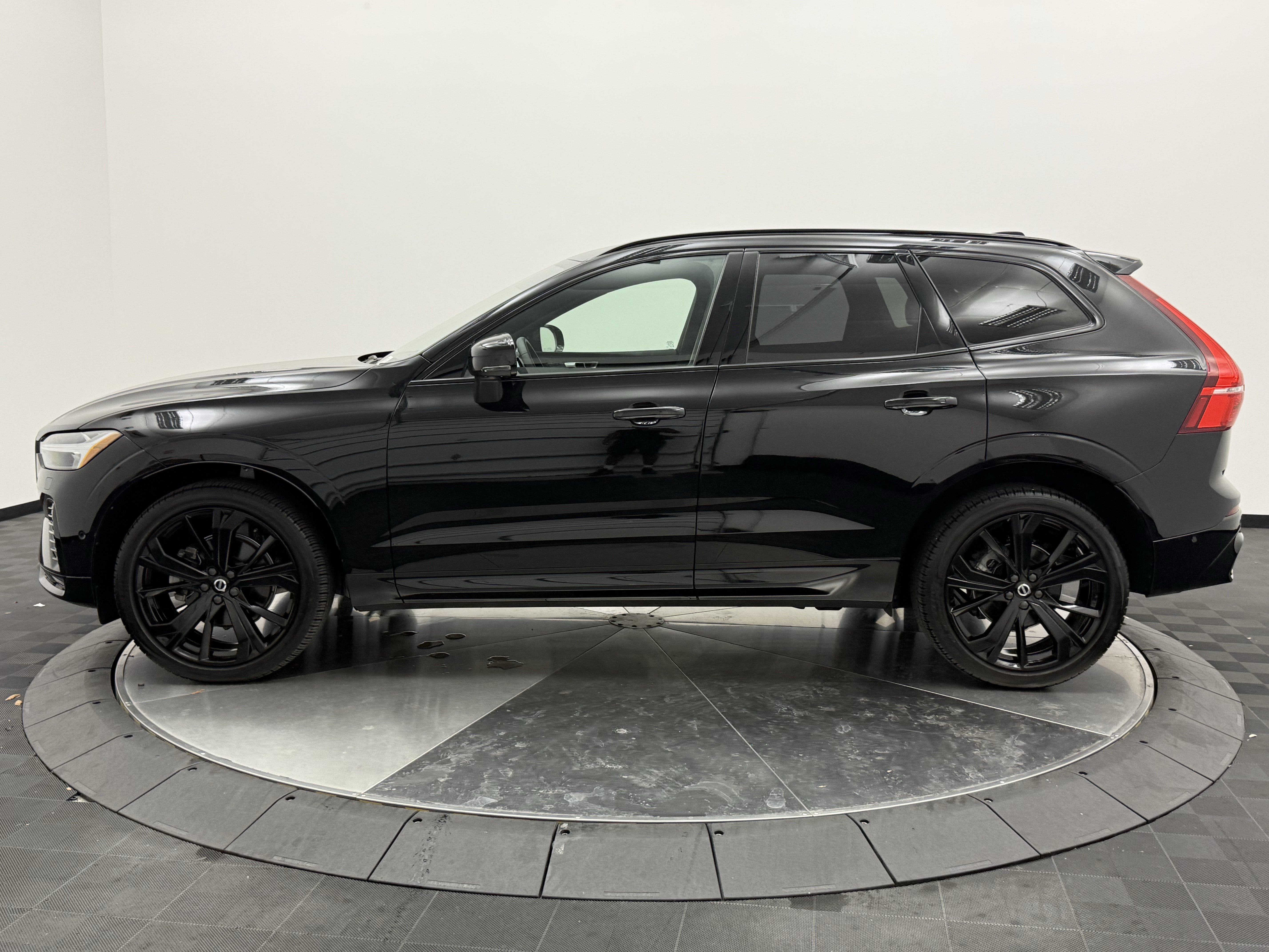 Certified 2024 Volvo XC60 B5 Ultimate AWD/4WD image 4