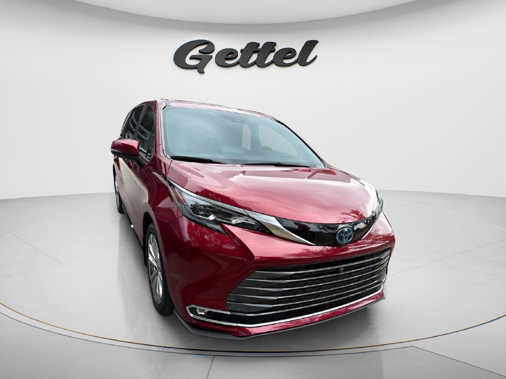 Used 2024 Toyota Sienna Platinum FWD image 2
