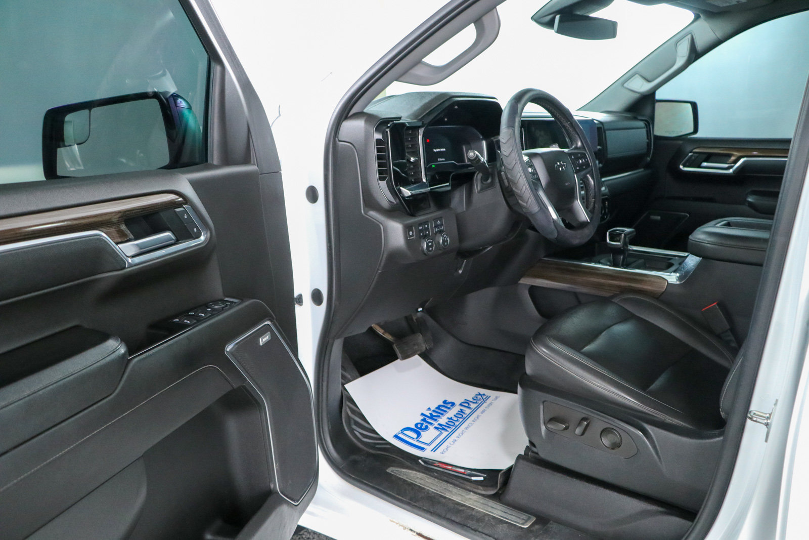 Used 2022 Chevrolet Silverado 1500 LT Trail Boss w/ Convenience Package II AWD/4WD image 3