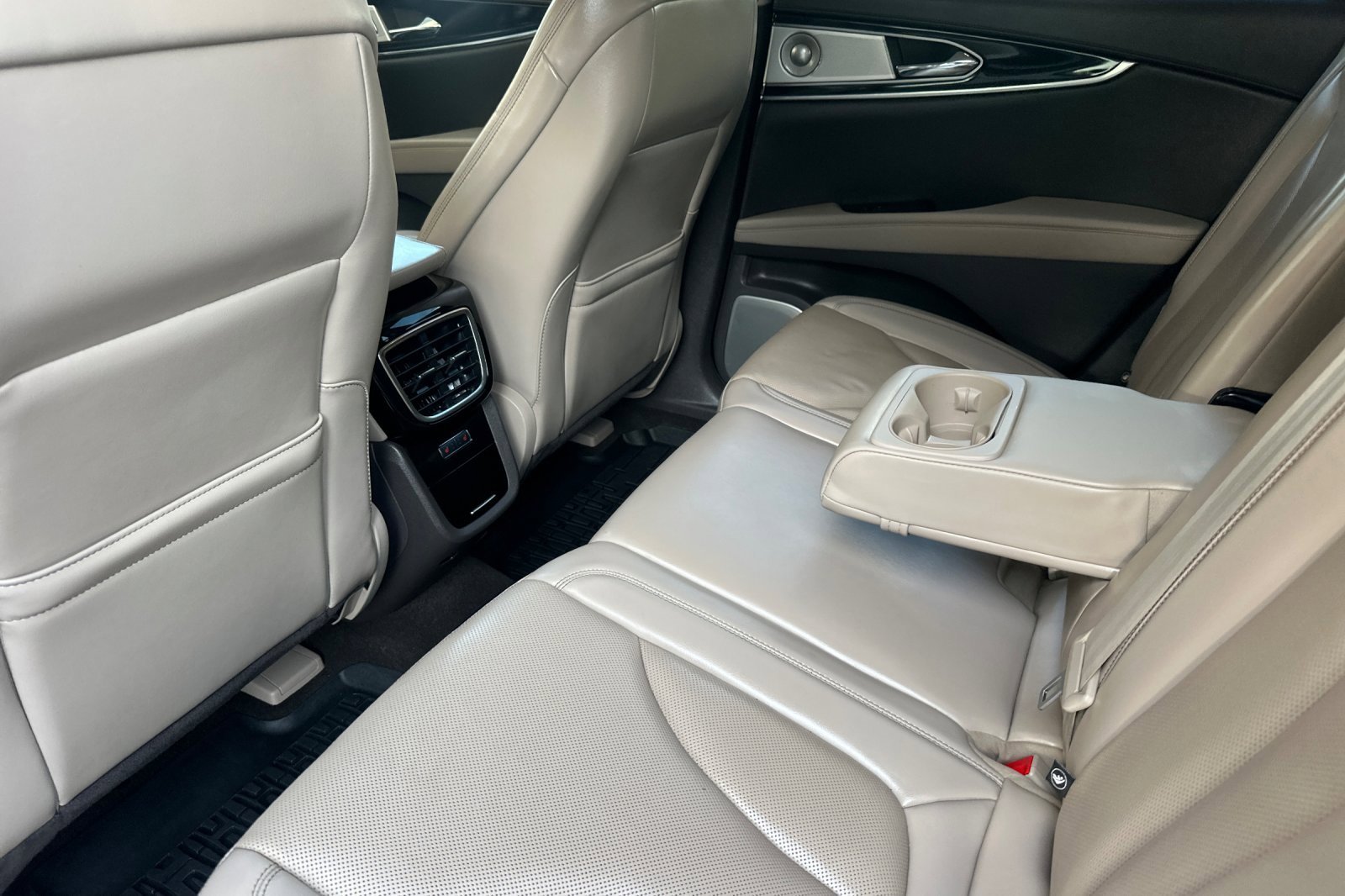 Used 2022 Lincoln Nautilus Reserve w/ Equipment Group 202A image 11