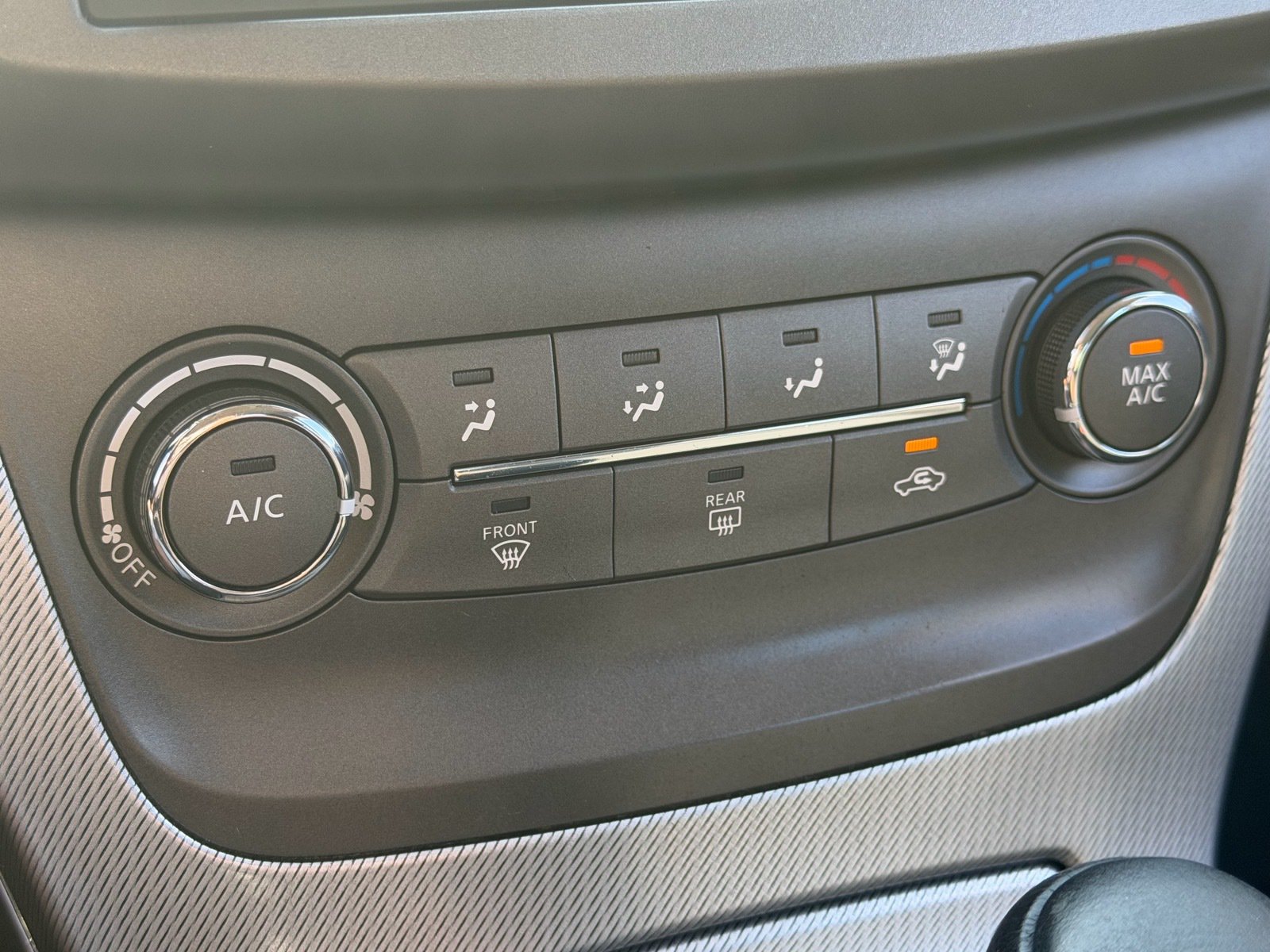 Used 2014 Nissan Sentra SR w/ SR Driver Package FWD image 25