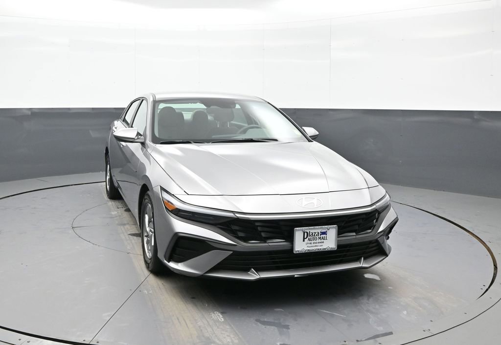 Certified 2025 Hyundai Elantra SE image 3