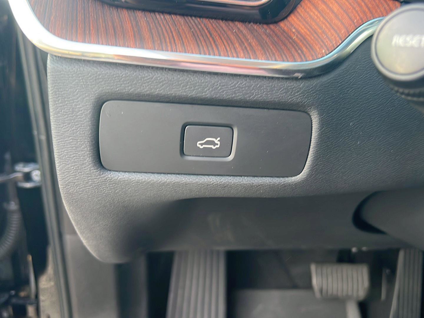 Used 2023 Volvo XC60 B5 Plus w/ Protection Package Premier image 19