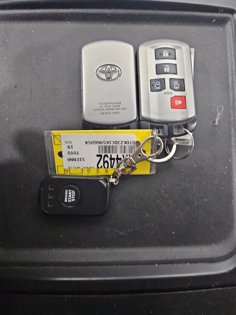 Used 2019 Toyota Sienna LE w/ LE Preferred Package FWD image 28