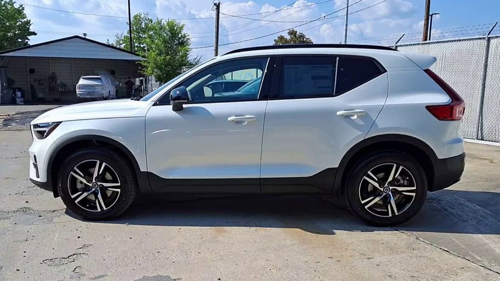 New 2026 Volvo XC40 B5 Core w/ Climate Package image 9