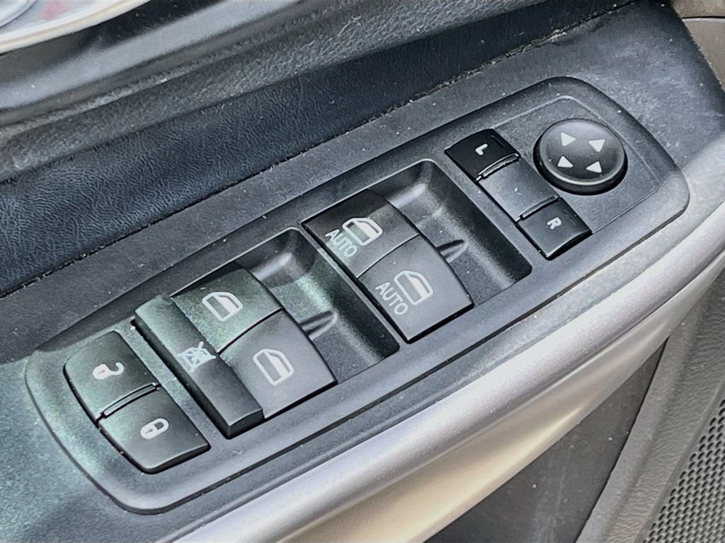 Used 2019 Jeep Cherokee Limited w/ Technology Group FWD image 18