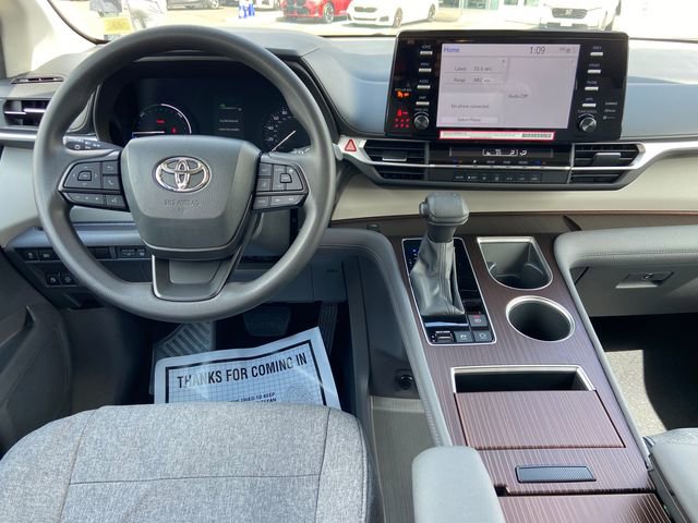 Used 2024 Toyota Sienna LE image 11