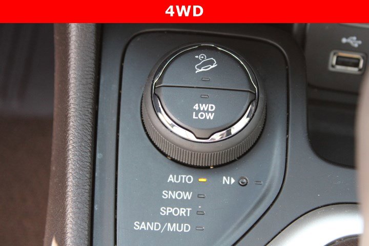 Used 2016 Jeep Cherokee Overland w/ Technology Group AWD/4WD image 17