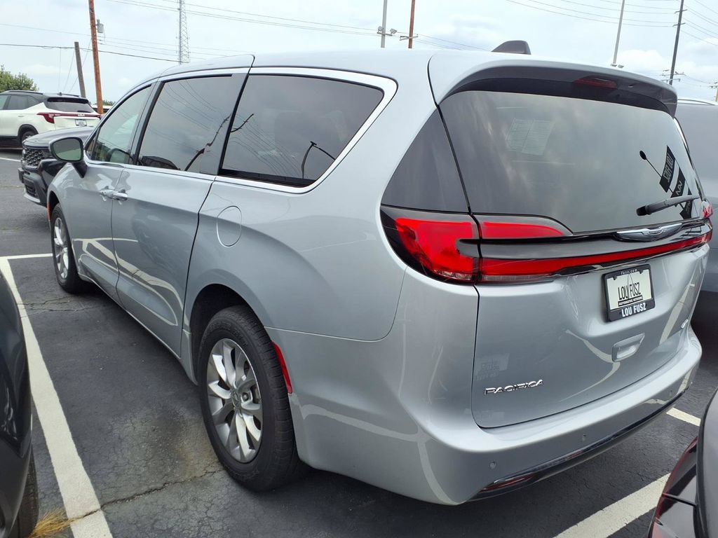 Used 2023 Chrysler Pacifica Touring-L AWD/4WD image 2