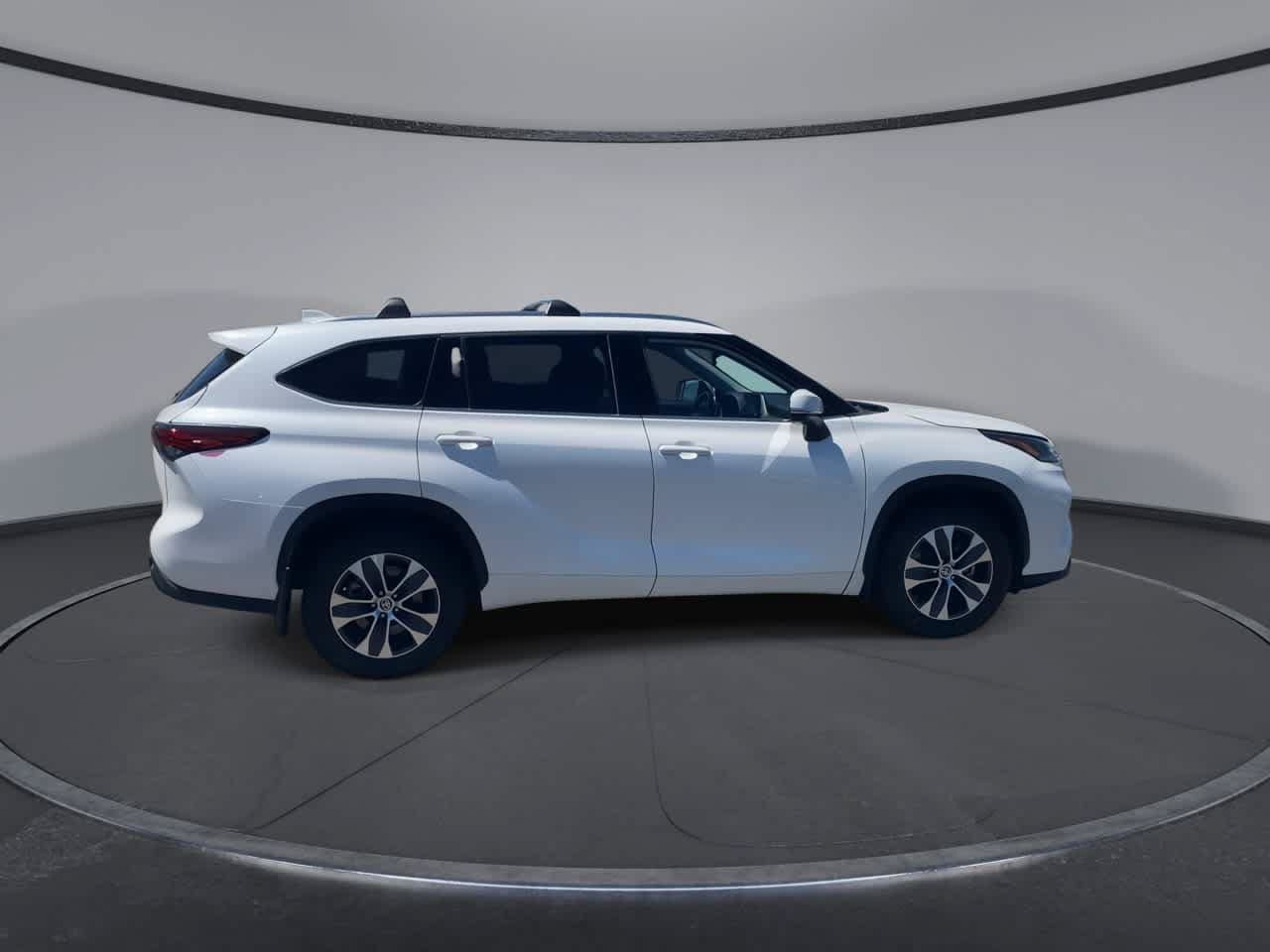 Used 2021 Toyota Highlander XLE AWD/4WD image 2