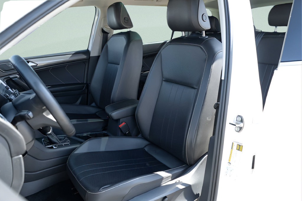 Used 2022 Volkswagen Tiguan SE w/ Panoramic Sunroof Package FWD image 11