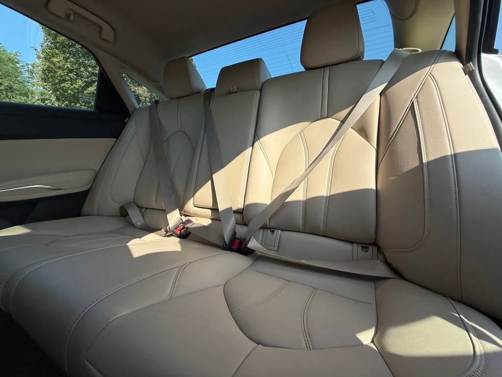 Used 2022 Toyota Avalon XLE w/ Moonroof Package image 15