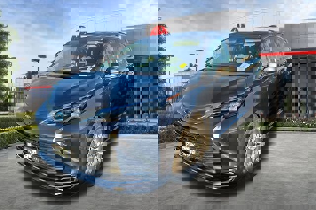 Used 2024 Toyota Sienna XLE w/ XLE Plus Package image 3