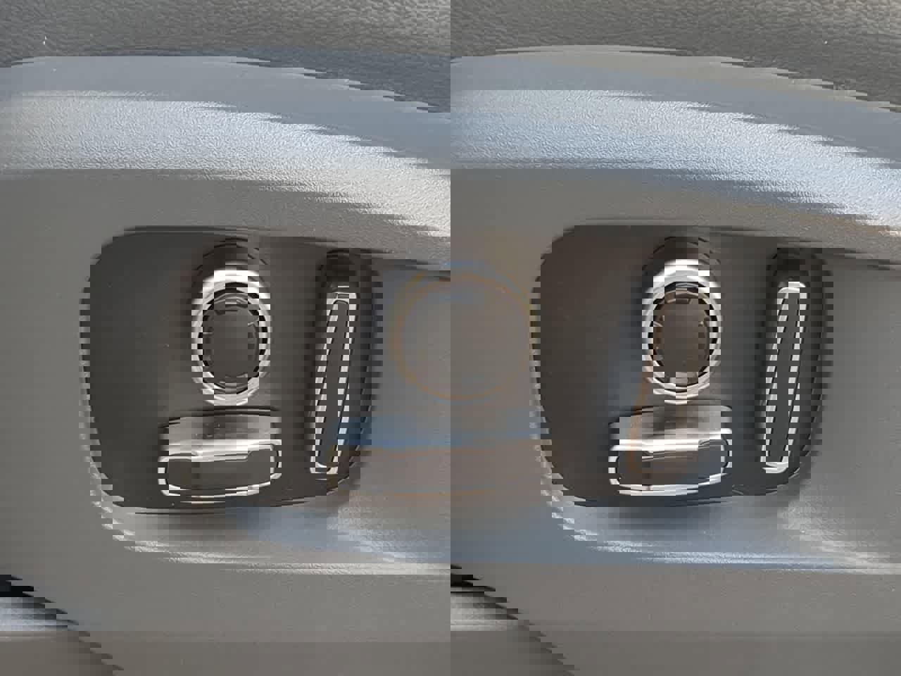 New 2024 Land Rover Defender 130 X-Dynamic SE image 16