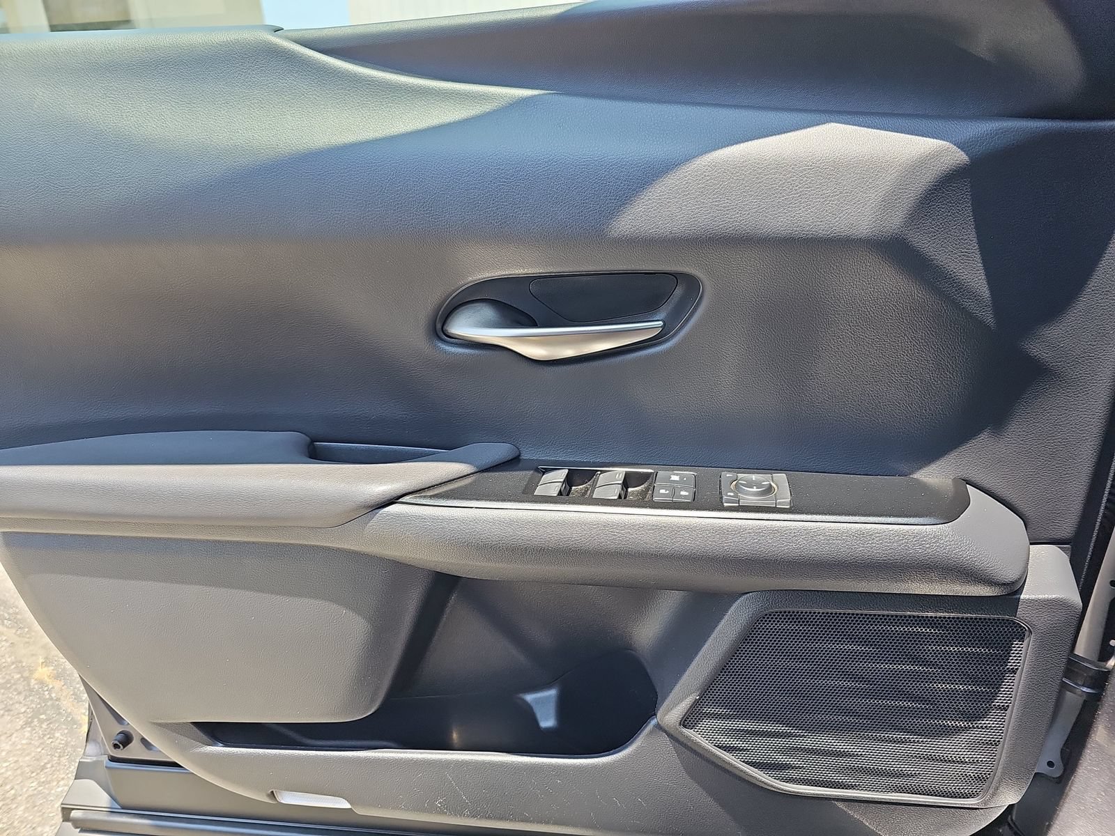 Used 2022 Lexus UX 200 w/ Accessory Package (Z1) FWD image 31