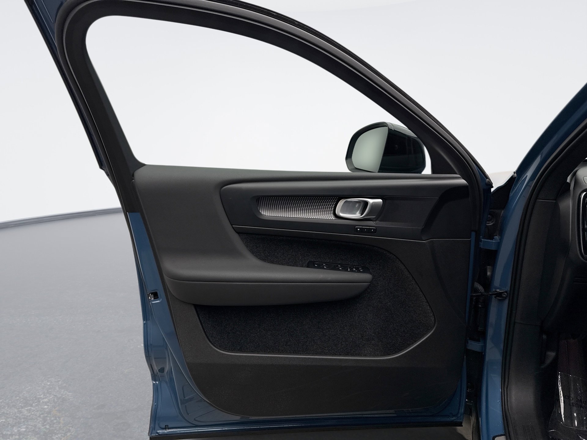 Used 2025 Volvo XC40 B5 Plus image 9