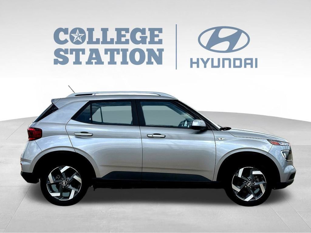 Used 2024 Hyundai Venue SEL FWD image 11