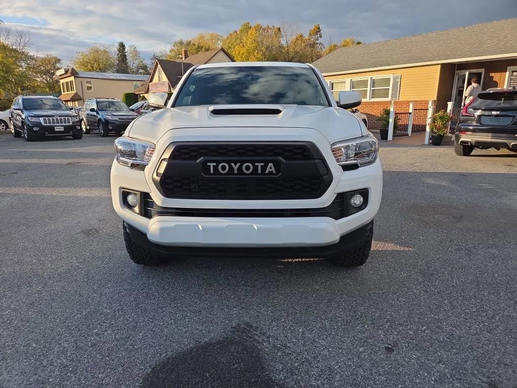 Used 2017 Toyota Tacoma SR image 2