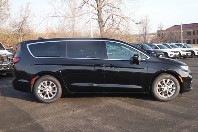 New 2026 Chrysler Pacifica Limited image 2