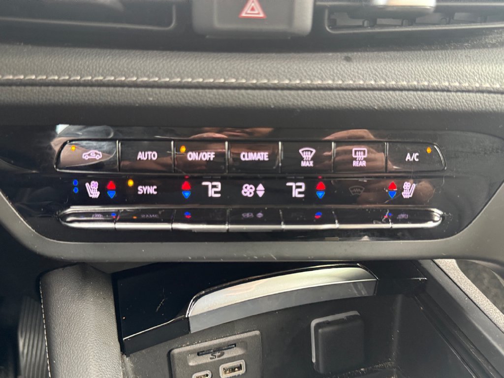 Used 2023 Buick Envision Avenir AWD/4WD image 21
