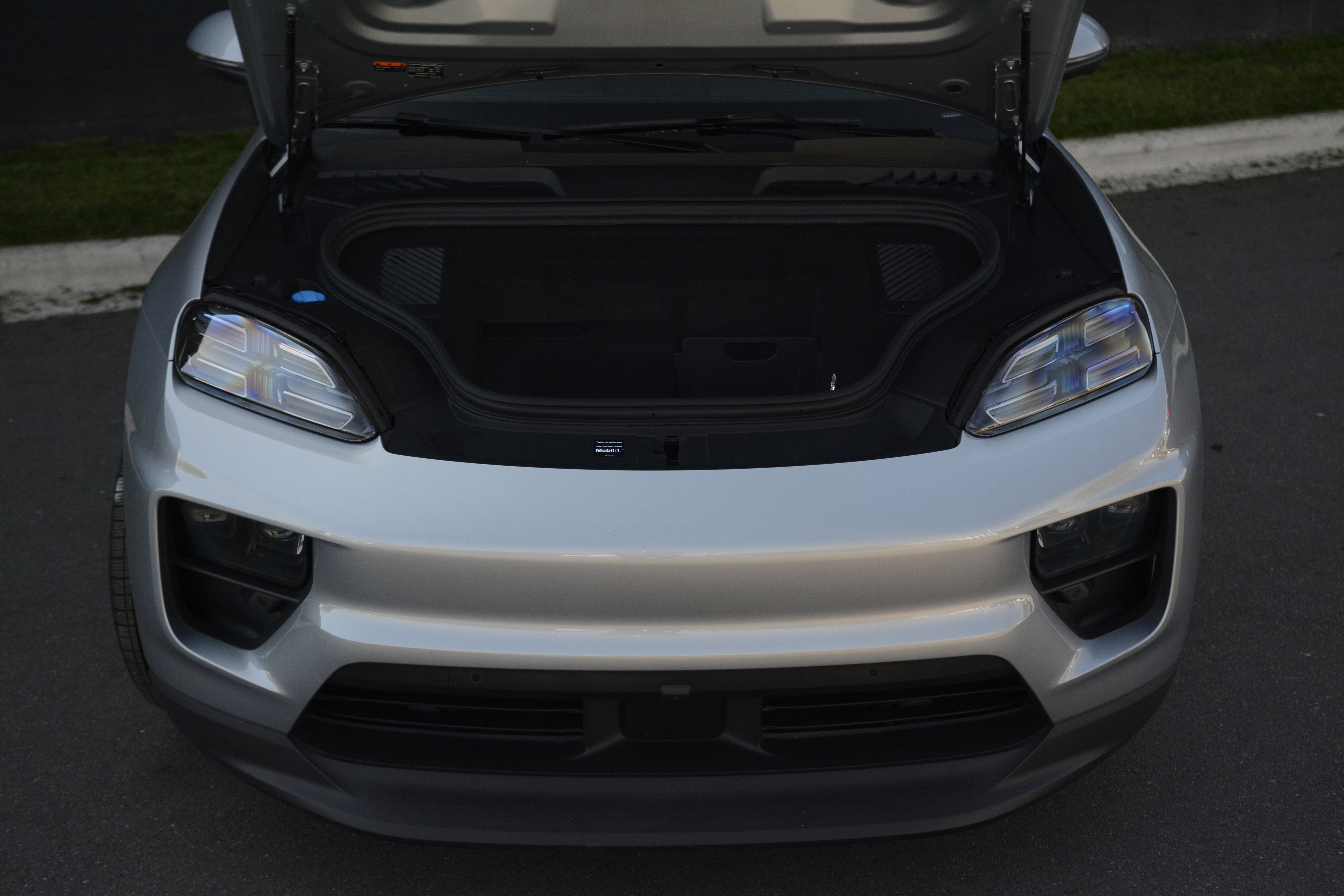 Certified 2025 Porsche Macan 4S Electric image 38