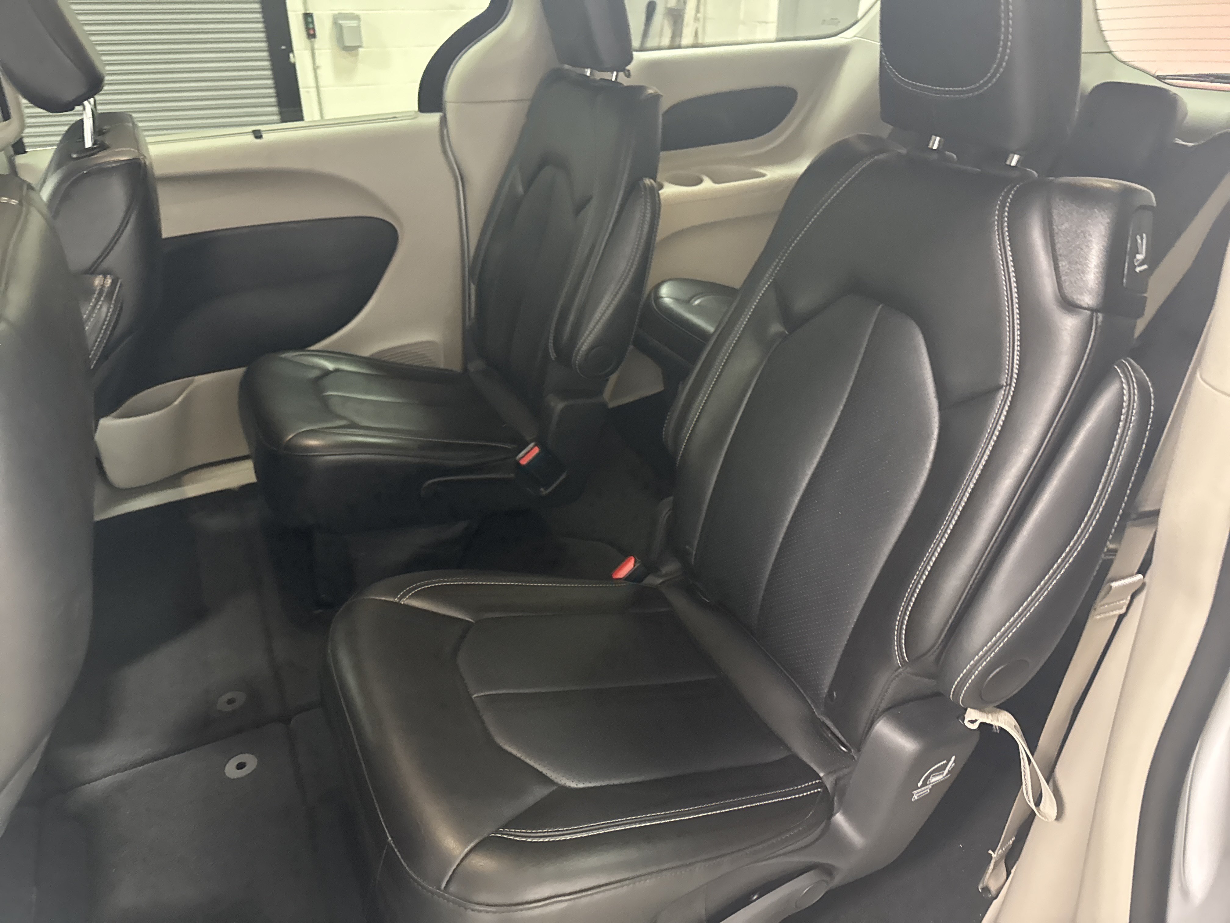Used 2024 Chrysler Pacifica Touring-L FWD image 30
